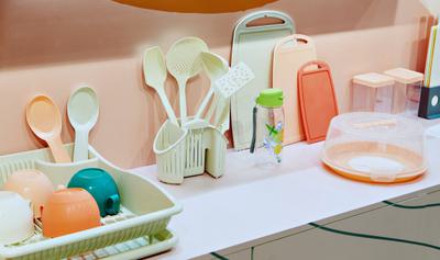 Plastic kitchen tools are a source of microplastic contamination.
